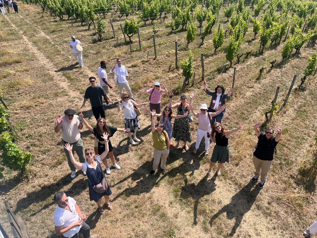 Les équipes de BMA réunies à La Tour Blanche lors de la journée de cohésion 2025, au cœur du vignoble de Bommes.